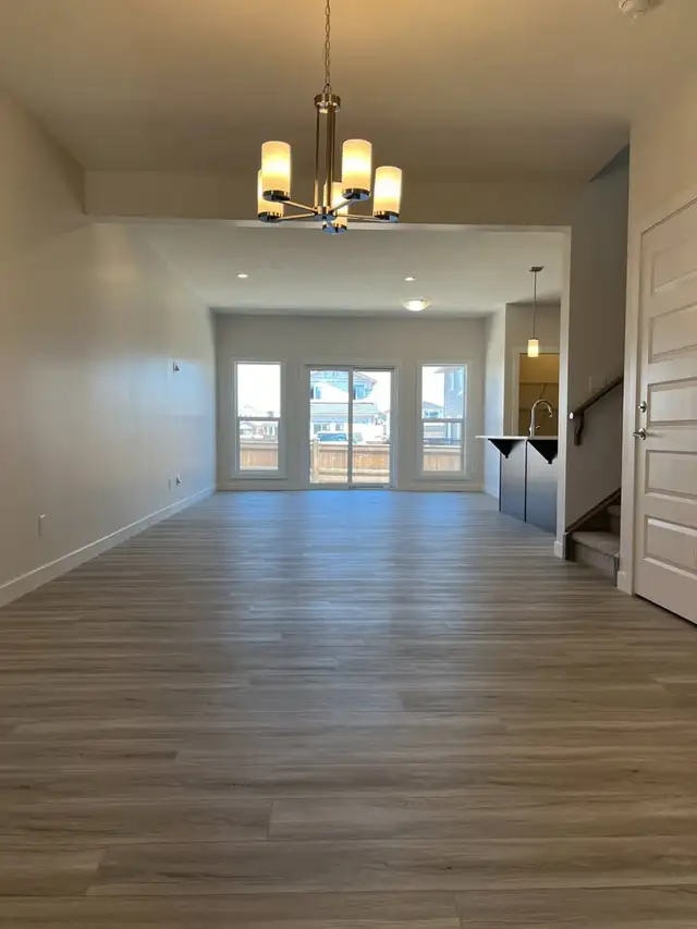 Beautiful 4 Bedroom 3 Washroom House For Rent - Photo 3