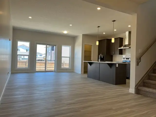 Beautiful 4 Bedroom 3 Washroom House For Rent - Photo 4