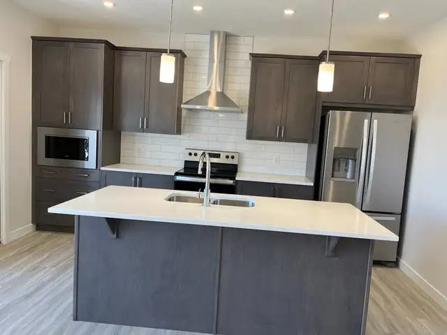 Beautiful 4 Bedroom 3 Washroom House For Rent - Photo 5