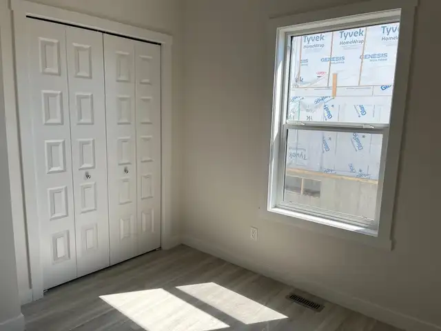 Beautiful 4 Bedroom 3 Washroom House For Rent - Photo 6