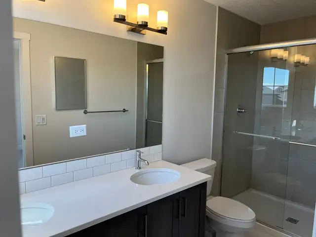 Beautiful 4 Bedroom 3 Washroom House For Rent - Photo 7