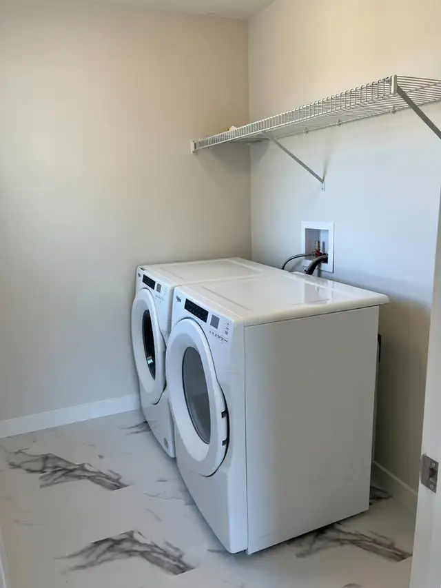 Beautiful 4 Bedroom 3 Washroom House For Rent - Photo 8