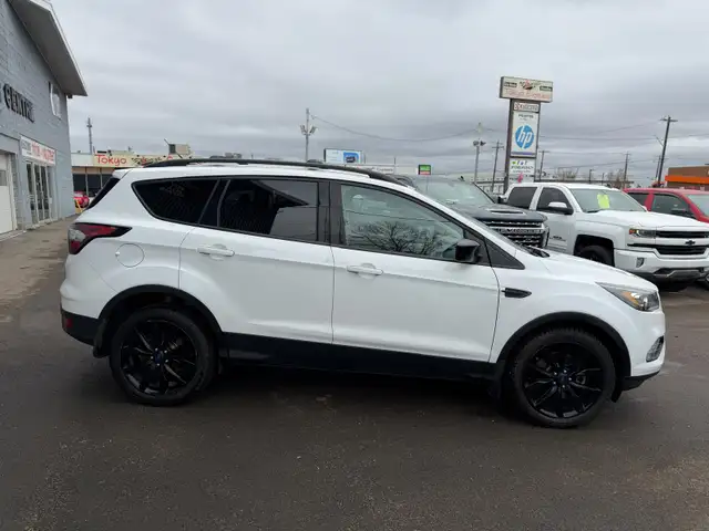 2018 Ford Escape SE AWD / LOW KILOMETRES / TWO-TONE INTERIOR - Photo 6