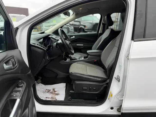 2018 Ford Escape SE AWD / LOW KILOMETRES / TWO-TONE INTERIOR - Photo 9