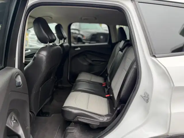 2018 Ford Escape SE AWD / LOW KILOMETRES / TWO-TONE INTERIOR - Photo 13