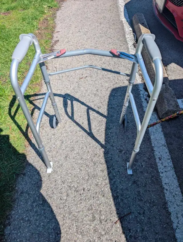 2 wheeled foldable walker with sliders - Photo 2