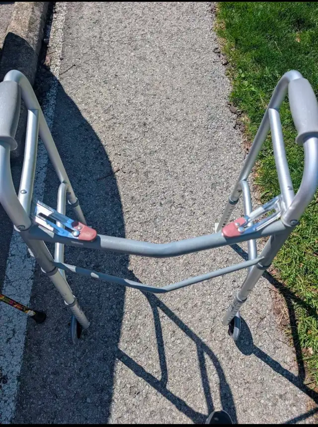 2 wheeled foldable walker with sliders - Photo 3