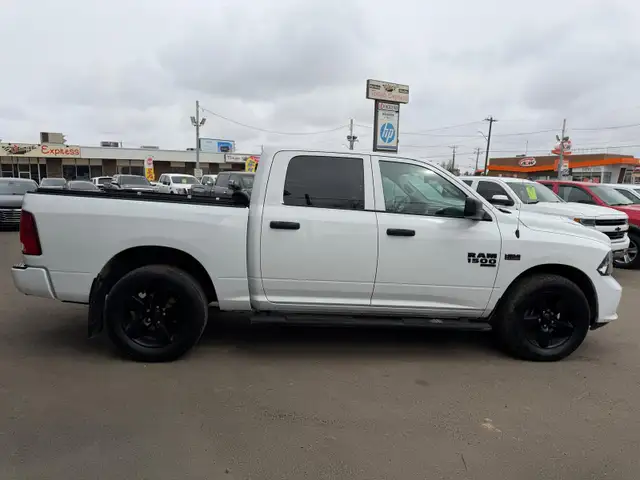 2019 Ram 1500 Classic CREWCAB 5.7L 4X4 /ONE OWNER NO ACCIDENTS - Photo 2