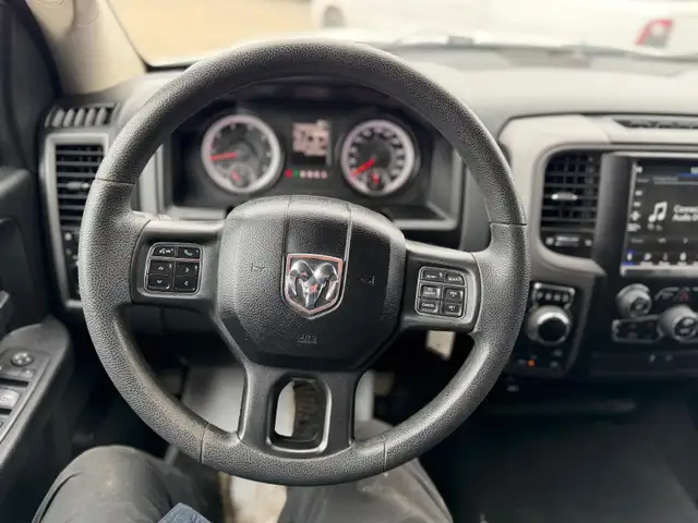 2019 Ram 1500 Classic CREWCAB 5.7L 4X4 /ONE OWNER NO ACCIDENTS - Photo 11