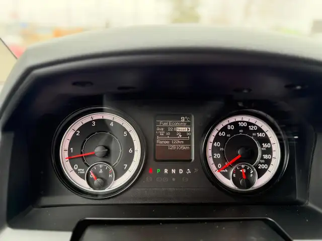 2019 Ram 1500 Classic CREWCAB 5.7L 4X4 /ONE OWNER NO ACCIDENTS - Photo 12