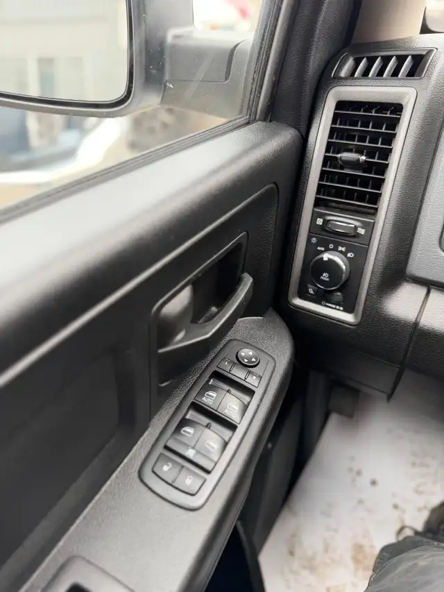 2019 Ram 1500 Classic CREWCAB 5.7L 4X4 /ONE OWNER NO ACCIDENTS - Photo 13