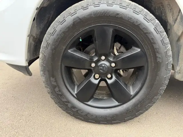 2019 Ram 1500 Classic CREWCAB 5.7L 4X4 /ONE OWNER NO ACCIDENTS - Photo 20