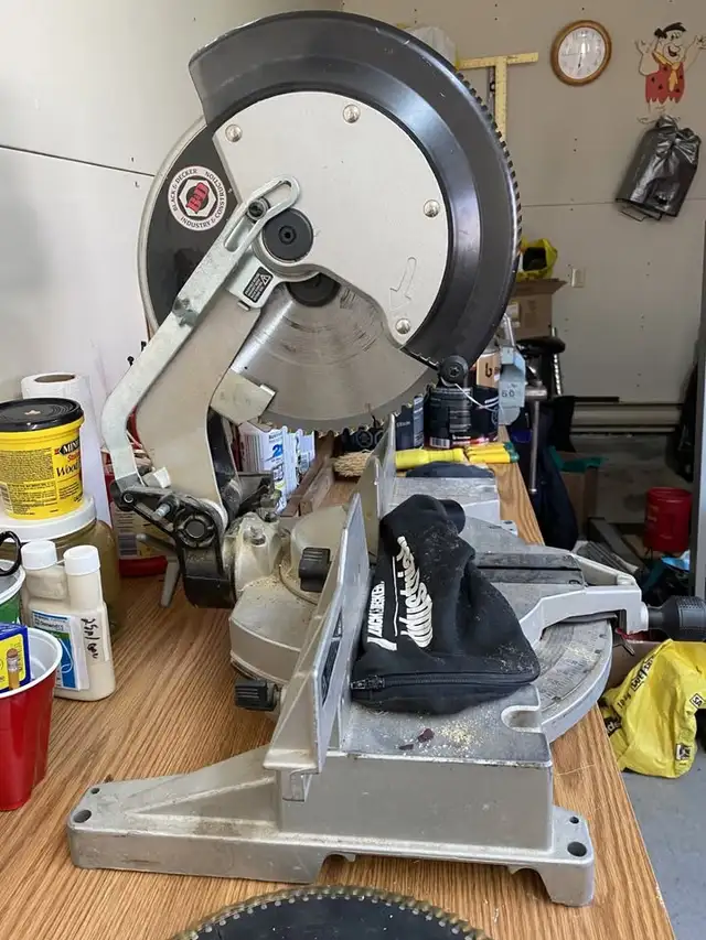BLACK AND DECKER MITRE SAW WITH 2 BLADES INCLUDED