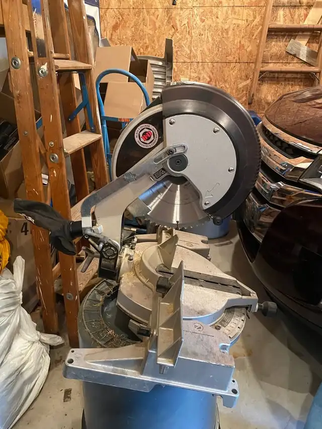 BLACK AND DECKER MITRE SAW WITH 2 BLADES INCLUDED - Photo 2