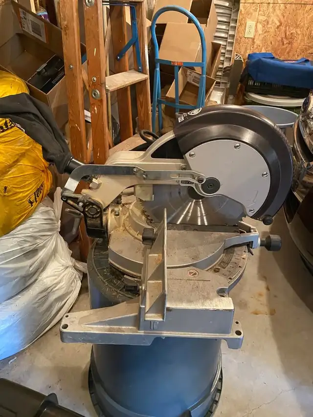BLACK AND DECKER MITRE SAW WITH 2 BLADES INCLUDED - Photo 3