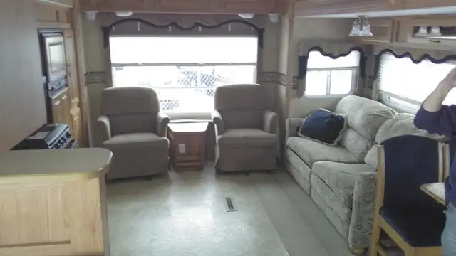 2006 Jayco 33’ Fifth wheel $12,500.00 - Photo 2