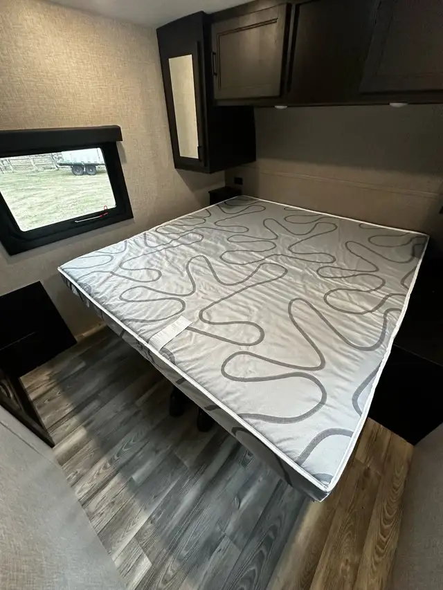 RV King mattress, like new , used twice. - Photo 2