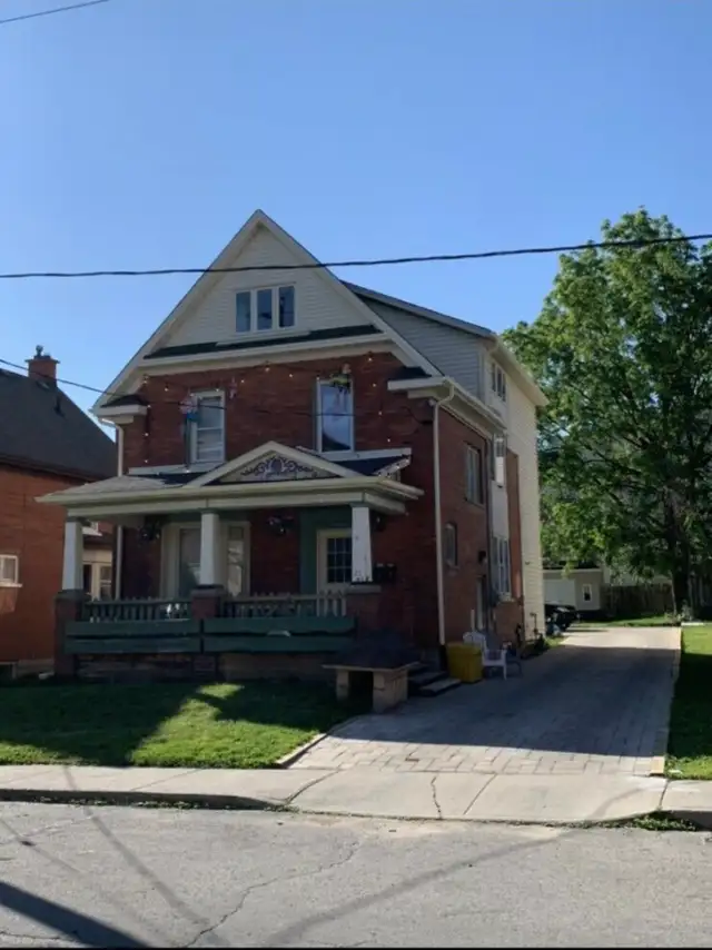 $800 - 22 Ezra Avenue - Students Only