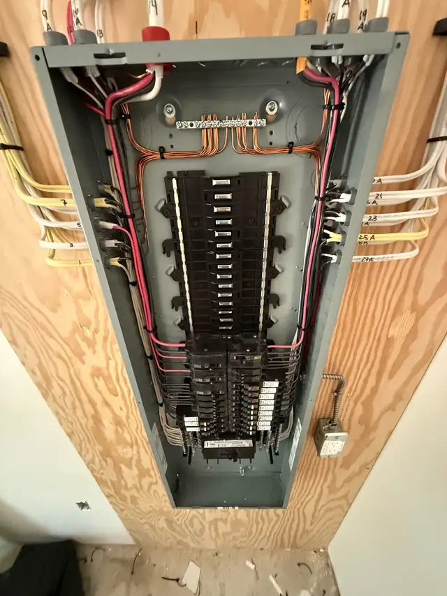 Wanted, Electrician licensed Construction and Maintenance  309-A