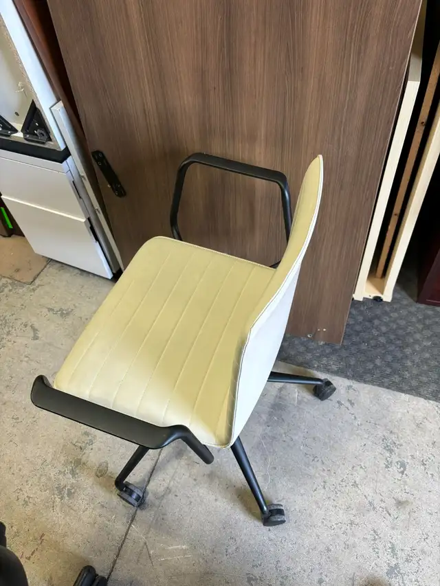 Andreu World Swivel Chair Flex Chair! - Photo 2