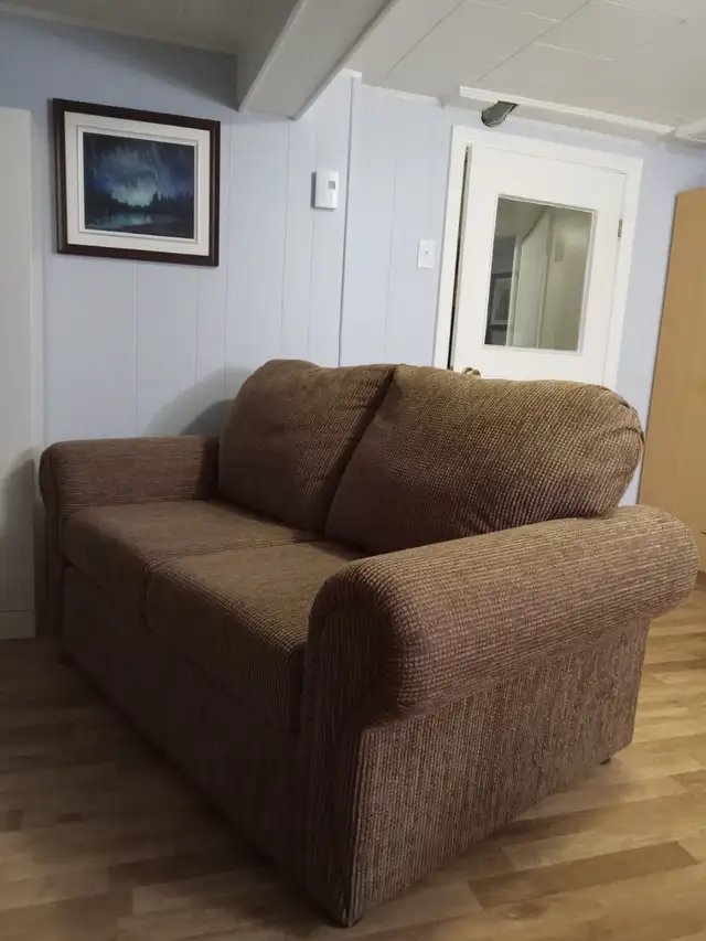 Causeuse couleur brun $300.00