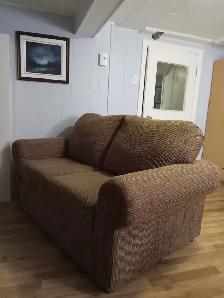 Causeuse couleur brun $300.00