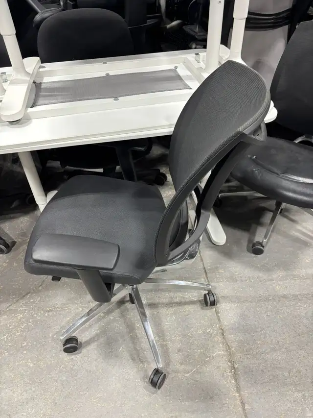Teknion Visio Synchro Tilt Chair! - Photo 3