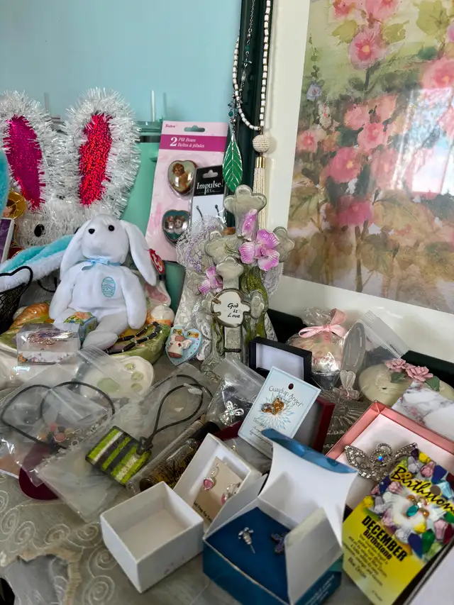 Indoor Yard Sale in Annapolis Royal - Photo 3