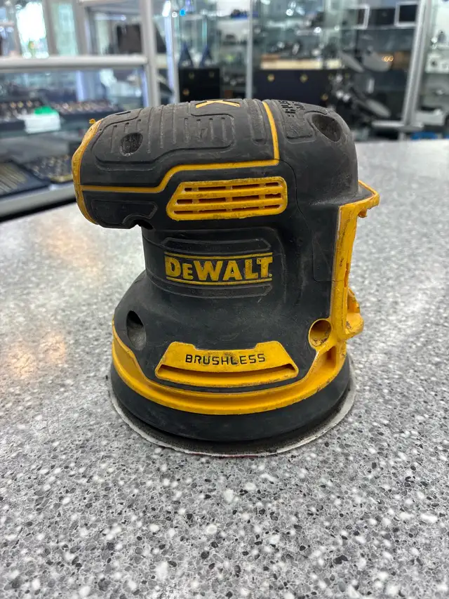 Dewalt DCW210 20V Palm Sander