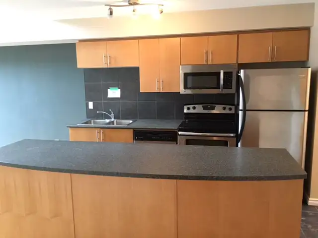 2 Bedroom & 2 Full Bath condo w/underground Parking