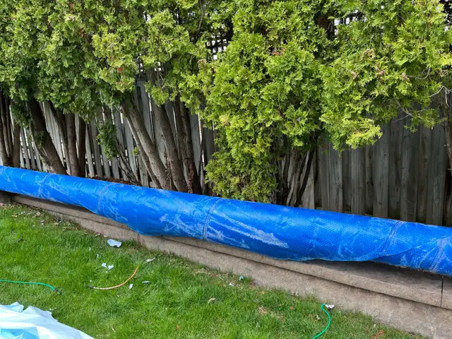 Pool solar blanket & roller - Photo 2