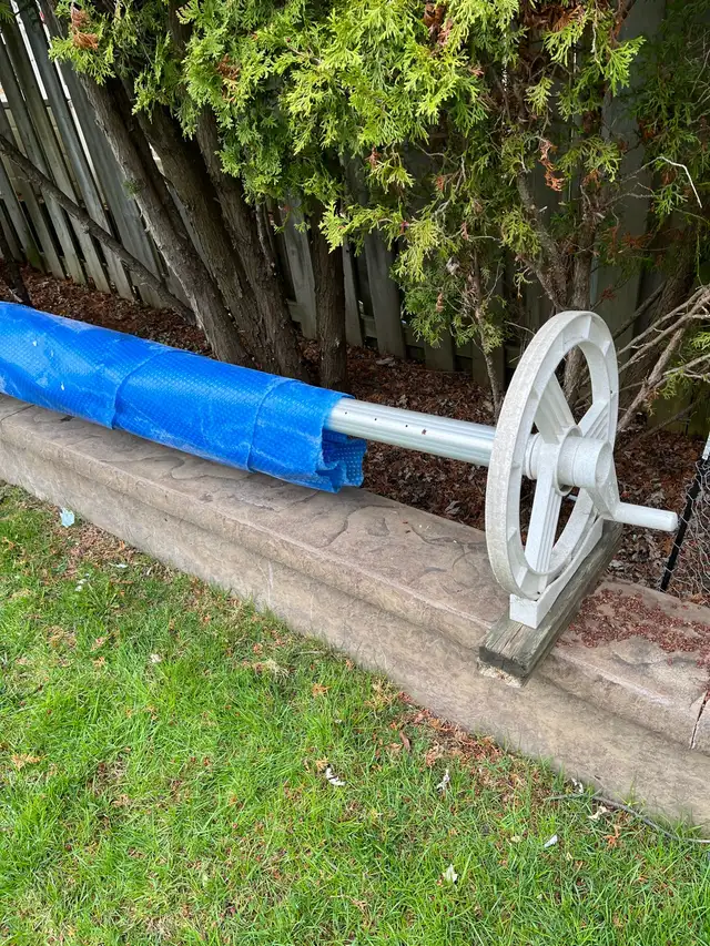 Pool solar blanket & roller - Photo 3