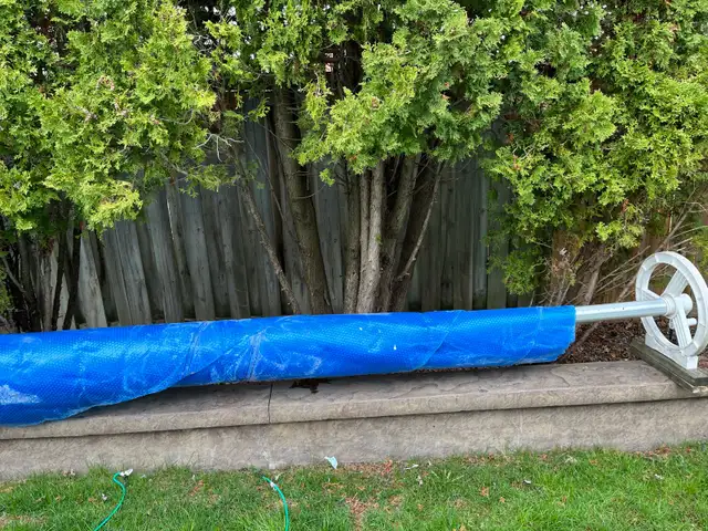 Pool solar blanket & roller - Photo 4