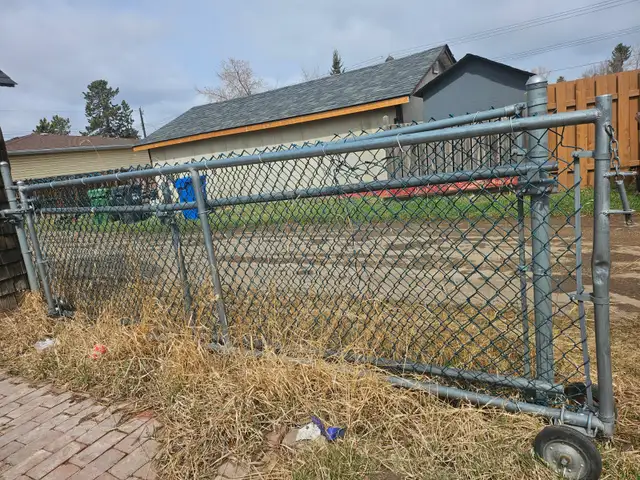 Metal fencing - Photo 10