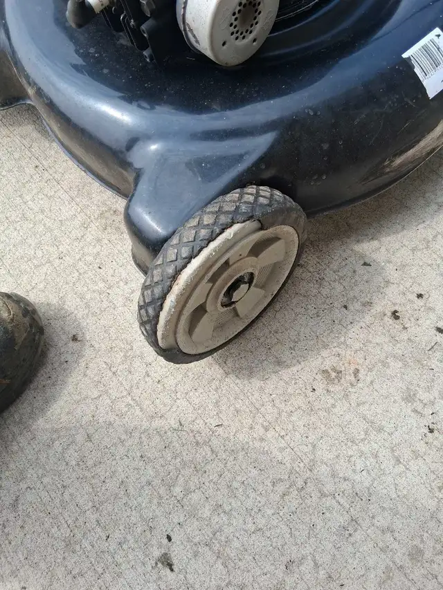 Tuned up little push mower in good working condition. - Photo 3