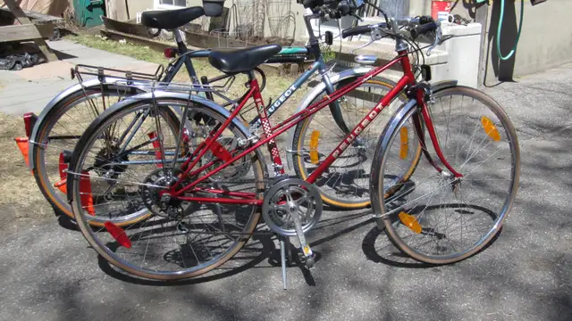 EXCELLENT PAIR OF HIS & HERS PEUGEOT ROAD BIKES ACCESSORIES!! - Photo 2