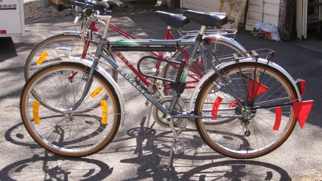 EXCELLENT PAIR OF HIS & HERS PEUGEOT ROAD BIKES ACCESSORIES!! - Photo 4