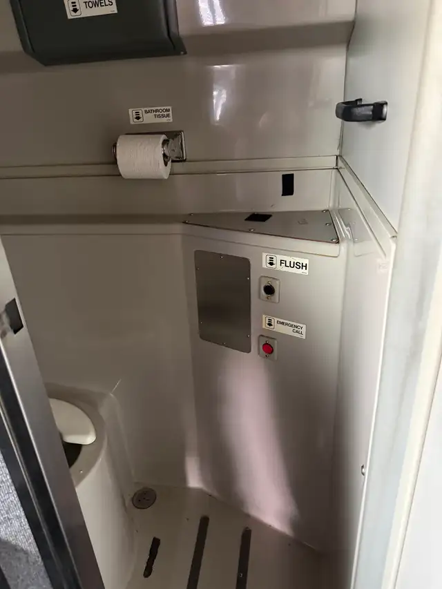 Prevost bus for sale. - Photo 8