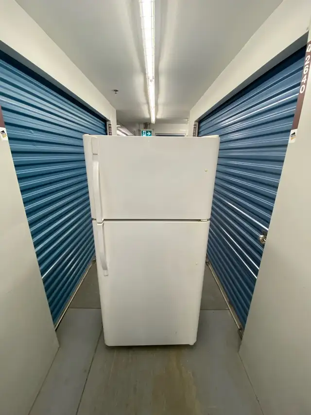 WHITE REFRIGERATOR TOP FREEZER - Photo 2