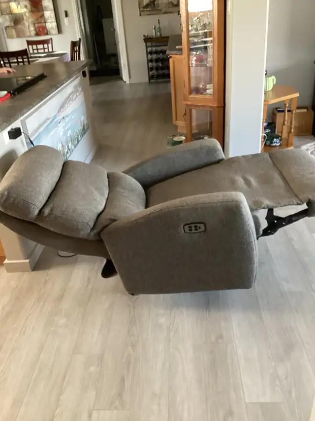 Electric Powered Reclining Chair in excellent condition - Photo 4