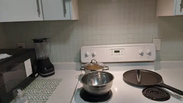 Private Room for Rent In Central Surrey 104 avenue - Photo 4