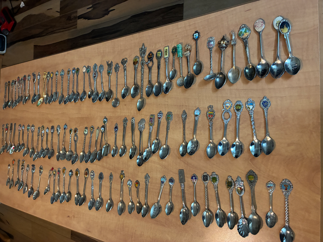 Grande collection de cuillères souvenirs de différents pays