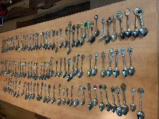 Grande collection de cuillères souvenirs de différents pays