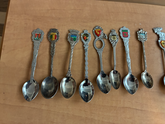 Grande collection de cuillères souvenirs de différents pays - Photo 2