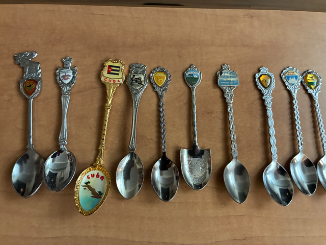 Grande collection de cuillères souvenirs de différents pays - Photo 3