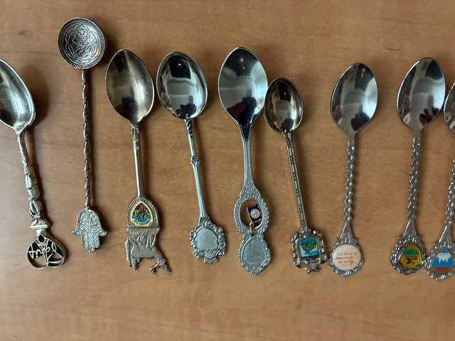 Grande collection de cuillères souvenirs de différents pays - Photo 4