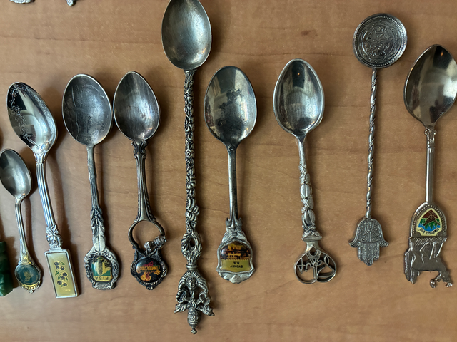 Grande collection de cuillères souvenirs de différents pays - Photo 5