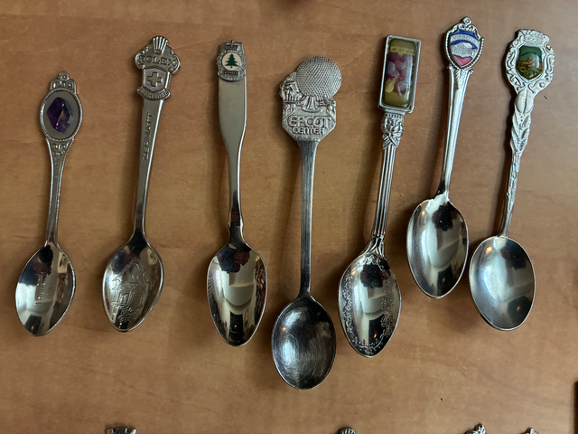 Grande collection de cuillères souvenirs de différents pays - Photo 7