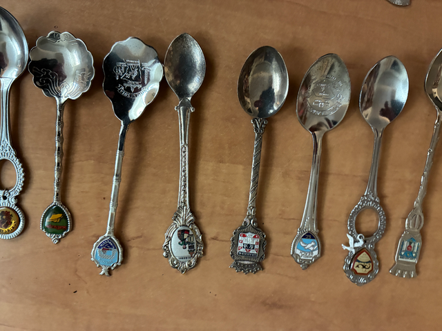 Grande collection de cuillères souvenirs de différents pays - Photo 8