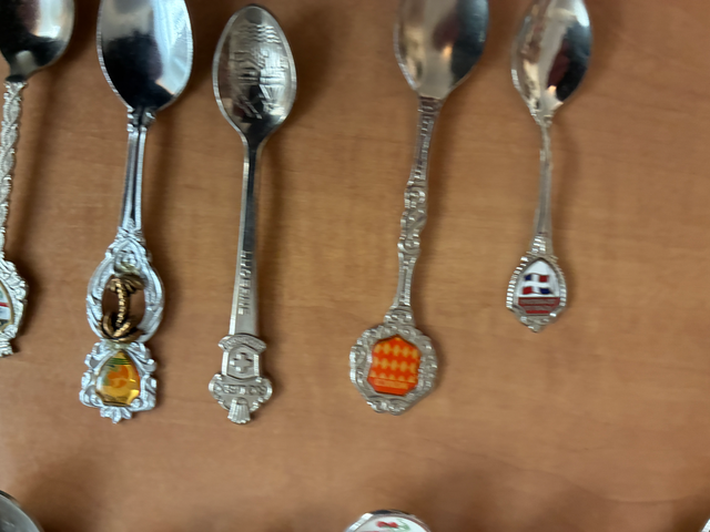 Grande collection de cuillères souvenirs de différents pays - Photo 9